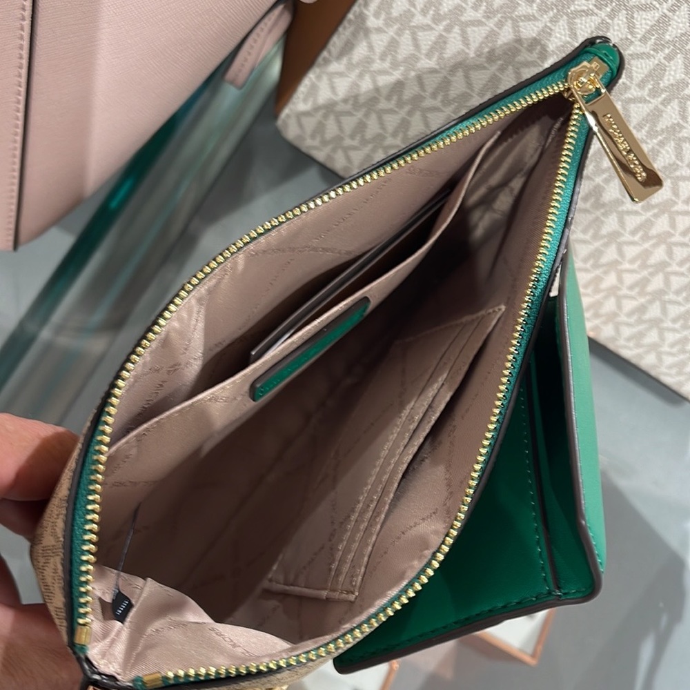 MICHAEL KORS JET SET ITEM LG 2 in 1 CARD CASE & WRISTLET
Palmetto Green 
NWT - Picture 14 of 16